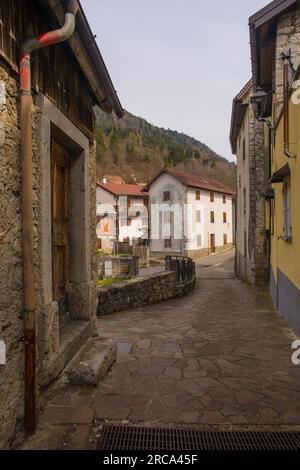 Una strada nel paese di Trava nel distretto di Lauco, provincia di Udine, Friuli-Venezia Giulia, Italia nord-orientale Foto Stock