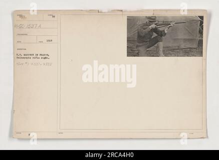 US Marines in Francia durante la prima guerra mondiale usando un mirino telescopico. La fotografia, scattata nel 1918, mostra i Marines equipaggiati con il dispositivo di avvistamento 'Symbol Issed H takes 1918'. Per ulteriori dettagli, fare riferimento alle fotografie numerate 4337 e 4338 nell'archivio fotografico dell'UE. Foto Stock