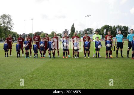 Vlaardingen, Paesi Bassi. 13 luglio 2023. VLAARDINGEN, PAESI BASSI - 13 LUGLIO: Giocatori dell'AEK Athene durante l'AEK Athene della stagione 2022-2023 del FC Shakhtar Donetsk allo Sportpark CWO il 13 luglio 2023 a Vlaardingen, Paesi Bassi (foto di Broer van den Boom/Orange Pictures) credito: Orange Pics BV/Alamy Live News Foto Stock