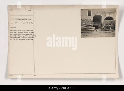 I soldati del 2° Battaglione del 167° Fanteria possono essere visti scavare una discarica sotto un edificio in rovina ad Ancerviller, Meurthe et Moselle, Francia. Il 167th Infantry era precedentemente noto come 4th Alabama Infantry. Questa foto è stata scattata nel 1918 dal fotografo E.J. White. Foto Stock