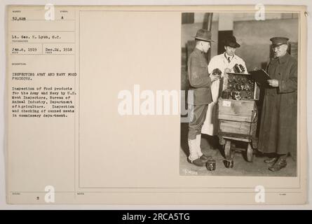 Tenente Geo. H. Lyon, un fotografo S.C. durante la prima guerra mondiale, ha catturato questa immagine di un americano Ispezione di prodotti alimentari dell'esercito e della marina. La foto, datata 8 gennaio 1919, mostra U.S. Ispettori delle carni del Bureau of Animal Industry, Department of Agriculture, che ispezionano e controllano le conserve di carni in un servizio commissario. Foto Stock