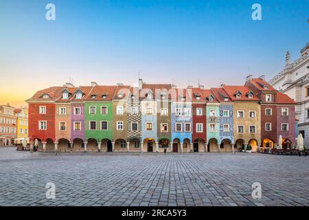 Poznan, Polonia - veduta delle colorate case mercantili del XVI secolo nella Piazza del mercato Vecchio Foto Stock