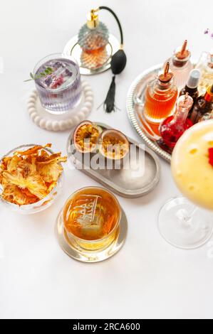 Cinque colorati cocktail estivi in bicchieri su un tavolo bianco. Assortimento di bevande fresche estive. Cocktail sangria rossa e arancia, cocktail punch all'arancia, Foto Stock