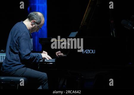 12 luglio 2023, Ostia Antica, Italia: Il pianista Carlo Guaitoli durante il concerto ''eri con me: Alice canta Battiato'' al Teatro Romano di Ostia Antica (Credit Image: © Matteo Nardone/Pacific Press via ZUMA Press Wire) SOLO USO EDITORIALE! Non per USO commerciale! Foto Stock