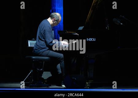 12 luglio 2023, Ostia Antica, Italia: Il pianista Carlo Guaitoli durante il concerto ''eri con me: Alice canta Battiato'' al Teatro Romano di Ostia Antica (Credit Image: © Matteo Nardone/Pacific Press via ZUMA Press Wire) SOLO USO EDITORIALE! Non per USO commerciale! Foto Stock