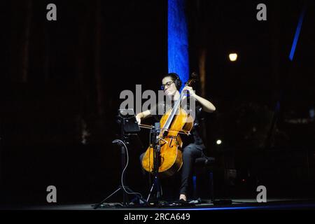 12 luglio 2023, Ostia Antica, Italia: La violoncellista chiara Trentin durante il concerto ''eri con me: Alice canta Battiato'' al Teatro Romano di Ostia Antica (Credit Image: © Matteo Nardone/Pacific Press via ZUMA Press Wire) SOLO USO EDITORIALE! Non per USO commerciale! Foto Stock