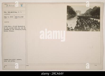 Soldati che partecipano a una parata a Parigi, con l'Arco di Trionfo visibile in lontananza. La foto è stata scattata dal Sgt. 1st Class Gallivan il 2 gennaio 1919, ma la data in cui è stata superata dalla A.E.P. Censor non è specificata. Fa parte di una collezione intitolata "Photographs of American Military Activities during World War One". Foto Stock