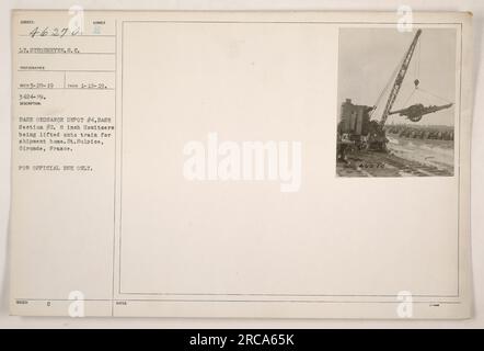 Gli obici da 8 pollici vengono sollevati su un treno presso il deposito base Ordnance n. 4, sezione base n. 2. La foto è stata scattata il 18 gennaio 1919 dal tenente Strohmeyer, il fotografo assegnato al base Ordnance Depot n. 4. La posizione è St. Sulpice, Gironde, Francia. Gli obici vengono spediti a casa. La didascalia indica inoltre che le informazioni nella foto sono esclusivamente per uso ufficiale. Foto Stock