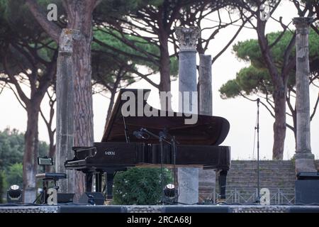 12 luglio 2023, Ostia Antica, Italia: Veduta del pianoforte sul palco prima del concerto ''eri con me: Alice canta Battiato'' al Teatro Romano di Ostia Antica (Credit Image: © Matteo Nardone/Pacific Press via ZUMA Press Wire) SOLO USO EDITORIALE! Non per USO commerciale! Foto Stock