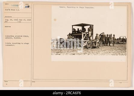 Cadetti che riferiscono al comandante di palcoscenico al Carlstrom Aviation Field di Arcadia, Florida. Questa foto è stata scattata il 16 giugno 1918. Foto Stock