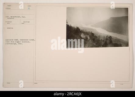 Immagine che mostra una vista di Moccasin Bend, fiume Tennessee dalla Signal Mountain a Chattanooga, Tennessee. La foto è stata scattata il 5 maggio 1919 e presenta il sergente McGarrigle dell'SC (unità sconosciuta). La descrizione è stata rilasciata il 3 maggio 1919 e la fotografia è etichettata con il numero 3845344. Foto Stock