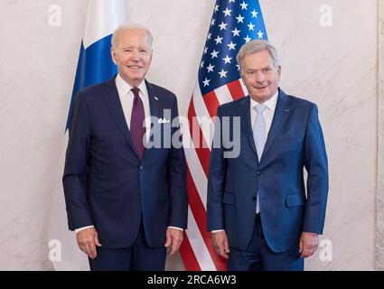 Helsinki, Finlandia. 13 luglio 2023. Il presidente Joe Biden (L) incontra il presidente finlandese Sauli Niinisto, in vista del vertice dei leader nordici USA. Al Palazzo Presidenziale di Helsinki, Finlandia, giovedì 13 luglio 2023. Foto di Matti Porre/ Ufficio Stampa del Presidente della Finlandia/ credito: UPI/Alamy Live News Foto Stock