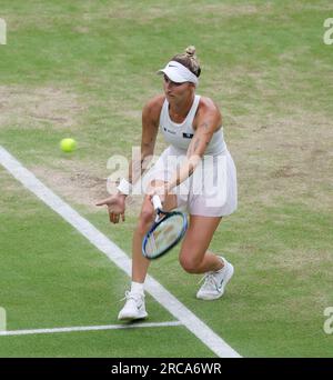Londra, Regno Unito. 13 luglio 2023. La ceca Marketa Vondrousova gioca un anticipo nella sua partita di semifinale femminile contro l'Ucraina Elina Svitolina ai campionati di Wimbledon 2023 a Londra il giovedì 13 luglio 2023. Vondrousova ha vinto il match 6-3, 6-3. Foto di Hugo Philpott/UPI credito: UPI/Alamy Live News Foto Stock