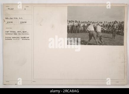 CAMP DEVENS, AYER, MESSA. - Campo di fanteria per R.O.T.C. Esercizio di pugilato, che mostra un knockout tra due studenti della R.O.T.C. Questa fotografia cattura un momento di intenso allenamento fisico e competizione durante la prima guerra mondiale. Gli studenti di R.O.T.C. hanno mostrato le loro abilità di boxe come parte della loro formazione a Camp Devens ad Ayer, Massachusetts. Foto Stock