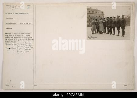 Il tenente Rode e il sergente Abbott sono visti in questa fotografia insieme a un fotografo non identificato. L'immagine, scattata il 1-14-19, mostra Marshall Petain che presenta la medaglia Commander of Legion of Honor al maggiore generale C.P. Summerall a Chaumont, Francia. Sono presenti anche Brig. Gen. Franky Parker, Michael Lumihan, Max. Gen. Jaynes Gittarlard, John L. Hines e E.M. Lewis. L'immagine è numerata 111-SC-39685. Foto Stock