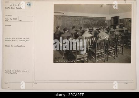 Didascalia immagine: Lezione di navigazione presso la School for Flying Cadets, Eberts Field, Lonoke, Arkansas. La foto è stata scattata il 6 dicembre 1918. La fotografia è stata approvata dal M.I.D. censor il 10 dicembre 1918. Foto Stock