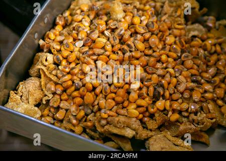 Vassoio con mais arrosto in Perù per accompagnare piatti tradizionali peruviani come ceviche o riso con frutti di mare. Foto Stock