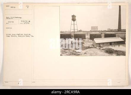 Soldato Sgt. P.R. Newberg nella foto alla River Road Pumping Station a Camp Stuart, Newport News, Virginia. La foto è stata scattata il 7 giugno 1919. La stazione ebbe probabilmente un ruolo cruciale nelle attività militari durante la prima guerra mondiale. Questa immagine è stata catalogata con il numero 56972 ed è stata pubblicata una descrizione il 1 luglio 1919. Foto Stock