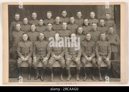 Membri dello staff militare degli Stati Uniti Accademia militare in posa al di fuori della School of Military Aeronautics della Cornell University di Ithaca, New York durante la prima guerra mondiale Foto Stock