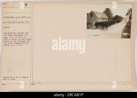 Soldati delle Machine Gun e delle compagnie di rifornimento del 30th Infantry Regiment, 3rd Division, diretti a Meaux per essere schierati nelle trincee durante l'offensiva tedesca a Parigi. Fotografia scattata il 2 giugno 1918 e passata dall'A.E.F. Censor. Foto Stock