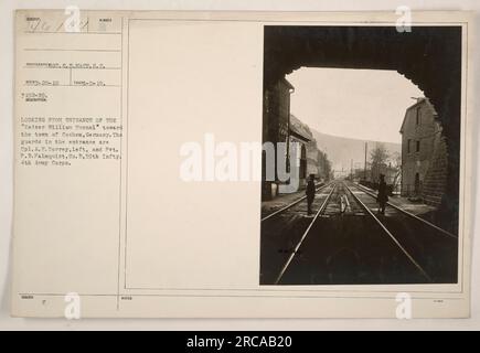 Ingresso del "Kaiser William Tunnel" a Cochem, Germania, visto dall'interno. Guardie cpl. A.E. Torrey e Pvt. P.B. Palmquist del Co. B, 59th Infantry, 4th Army Corps stanno all'ingresso. Questa fotografia ha il numero di serie 46144 ed è stata scattata il 18 maggio 1919. La descrizione è stata registrata da T.C. E. Mace il 20 novembre 1919, e l'immagine appartiene alla serie 3192-19. Foto Stock