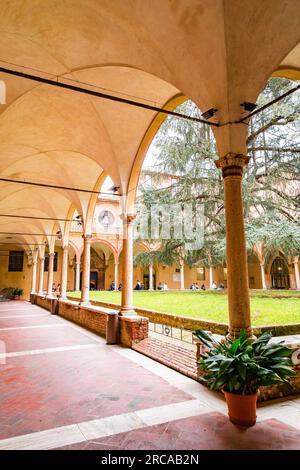 Siena, Italia - Apr 7, 2022: Il patio della Facoltà di Economia dell'Università degli Studi di Siena, Toscana, Italia. Foto Stock