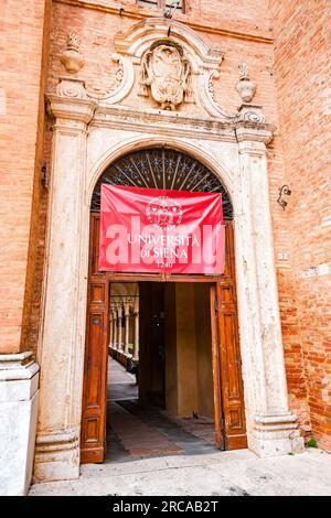 Siena, Italia - Apr 7, 2022: Il patio della Facoltà di Economia dell'Università degli Studi di Siena, Toscana, Italia. Foto Stock