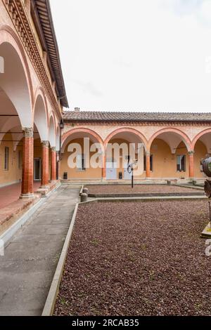 Siena, Italia - Apr 7, 2022: Il patio della Facoltà di Economia dell'Università degli Studi di Siena, Toscana, Italia. Foto Stock