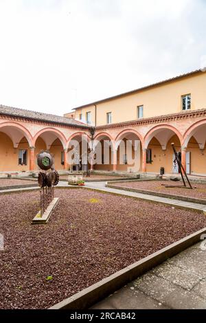 Siena, Italia - Apr 7, 2022: Il patio della Facoltà di Economia dell'Università degli Studi di Siena, Toscana, Italia. Foto Stock