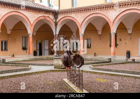 Siena, Italia - Apr 7, 2022: Il patio della Facoltà di Economia dell'Università degli Studi di Siena, Toscana, Italia. Foto Stock