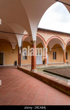 Siena, Italia - Apr 7, 2022: Il patio della Facoltà di Economia dell'Università degli Studi di Siena, Toscana, Italia. Foto Stock