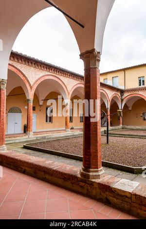 Siena, Italia - Apr 7, 2022: Il patio della Facoltà di Economia dell'Università degli Studi di Siena, Toscana, Italia. Foto Stock