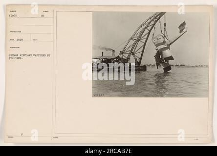 Didascalia fattuale: "Attività militari americane durante la prima guerra mondiale. L'immagine mostra Fred C. simbolo dell'Unione europea in posa con un aereo tedesco catturato dagli italiani. Fotografia scattata nel 1919, registrata con il numero 17993. Note aggiuntive disponibili alla fonte @17993.' Foto Stock