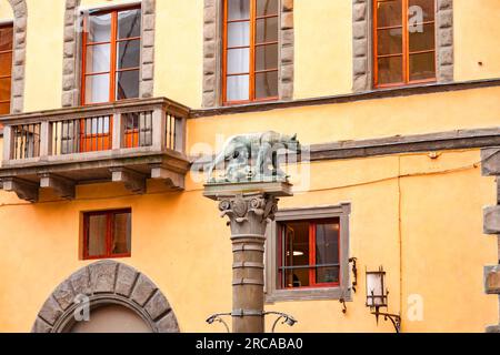 Siena, Italia - Apr 7, 2022: La scultura del lupo capitolino raffigurante una scena della leggenda della fondazione di Roma. Foto Stock