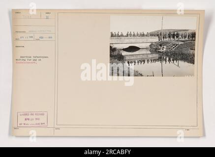 I fanti americani aspettano con ansia di ricevere la paga a Houdelaincourt durante la prima guerra mondiale. Questa fotografia, scattata nel febbraio 1918, mostra l'anticipazione dei soldati per i loro salari duramente guadagnati. Censurato e rilasciato dalla War College Division il 18 aprile 1918. Foto Stock