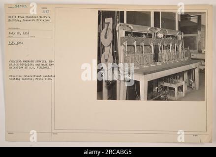 Guarda un soldato della divisione ricerca del Chemical Warfare Service che esamina una maschera antigas. Il soldato, identificato come A.C.. Fieldner utilizza una macchina per l'analisi del canister a base di cloro intermittente. Questa macchina verifica l'efficacia dei filtri maschera per gas nel filtrare il gas cloro. Questa foto è stata ricevuta il 12 luglio 1918 dal Chemical Warfare Service. Foto Stock