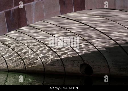 Riflessi sotto il ponte nel Mueller Lake Park, Austin, Texas Foto Stock