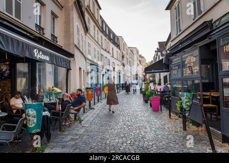 Stretta strada acciottolata nel 20° arrondissement, Parigi, Francia Foto Stock