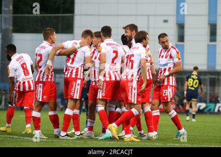 San Pietroburgo, Russia. 12 luglio 2023. Gelor Kanga (8), Jovan Mijatovic (22), Lazar Nikolic (76), Kosta Nedeljkovic (2), Milan Rodic (23) di Crvena Zvezda in azione durante la partita di calcio della pari Premier Cup tra Fenerabahce Istanbul e Crvena Zvezda Belgrad alla Gazprom Arena. La squadra Crvena Zvezda FC ha vinto contro il Fenerabahce con un punteggio finale di 3:1. (Foto di Maksim Konstantinov/SOPA Images/Sipa USA) credito: SIPA USA/Alamy Live News Foto Stock