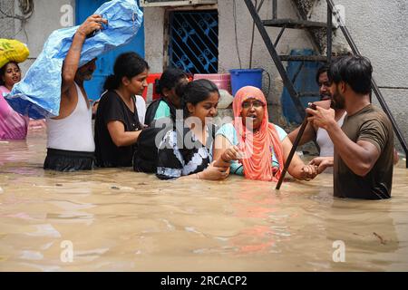 Nuova Delhi, Delhi, India. 13 luglio 2023. Le persone attraversano strade allagate a Delhi dopo che il fiume Yamuna è fuoriuscito a causa di forti piogge monsoniche. (Immagine di credito: © Shivam Khanna/Pacific Press via ZUMA Press Wire) SOLO USO EDITORIALE! Non per USO commerciale! Foto Stock