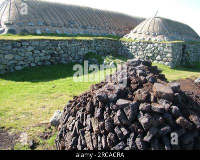 Blackhouse, Arnol, Bragar, Isola di Lewis, tetti di paglia con paglia di cereali su erba sintetica e spesse pareti rivestite di pietra con nucleo di terra. Legno del tetto Foto Stock