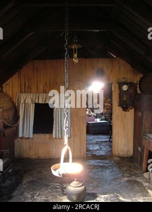 Blackhouse, Arnol, Bragar, Isola di Lewis, tetti di paglia con paglia di cereali su erba sintetica e spesse pareti rivestite di pietra con nucleo di terra. Legno del tetto Foto Stock