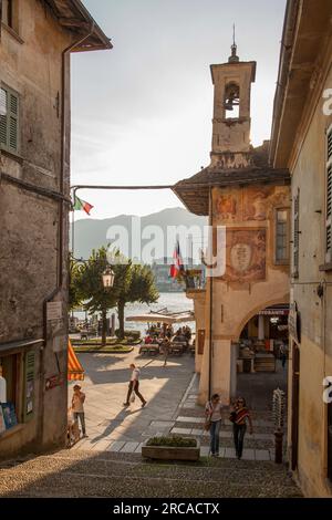 Piazza Motta di Orta San Giulio, Lago d'Orta, Piemonte, Italia Foto Stock