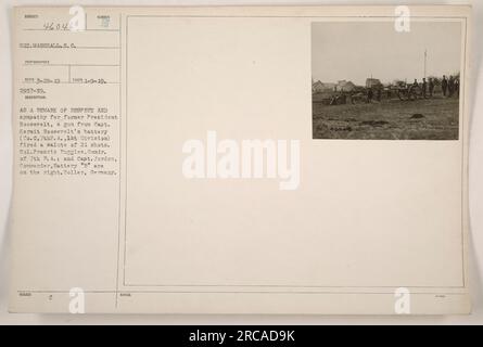 L'ex presidente Roosevelt viene onorato con un saluto di 21 colpi sparati da una pistola appartenente alla batteria del capitano Kermit Roosevelt. Il colonnello Francis Ruggles, il comandante della 7th F.A., e il capitano Jordon, il comandante della batteria "B", sono raffigurati sulla destra. La foto è stata scattata a Holler, in Germania. Foto Stock