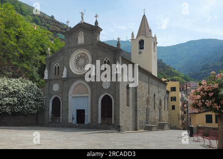 Cinque Terre, Italia - esterno della Chiesa di San Giovanni Battista a Riomaggiore. Luogo di culto cattolico. Architettura neogotica. Città di mare. Foto Stock