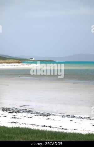 Spiaggia di Traigh Mhor e cottage ad Ardmore, Ardmhor, all'estremità nord di barra, Ebridi esterne, Scozia. Sembra ne Foto Stock