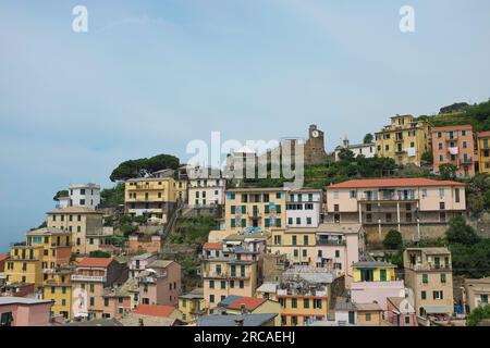 Cinque Terre, Italia - vista delle case colorate di Riomaggiore, una cittadina di mare sulla Riviera italiana. Sfondo per le vacanze estive. Cartolina europea. Foto Stock