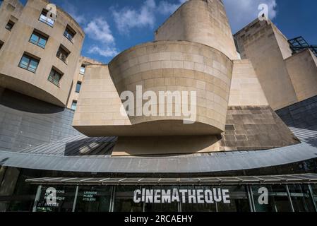 Cinémathèque Francaise, un edificio progettato da Frank Gehry con un museo e proiezioni di film. Parigi, Francia Foto Stock