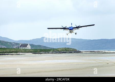 Barra Airport sulla spiaggia di Traigh Mhor ad Ardmhor all'estremità nord di barra, Ebridi esterne. Sembra ne. Volo di linea che decolla dalla sabbia Foto Stock