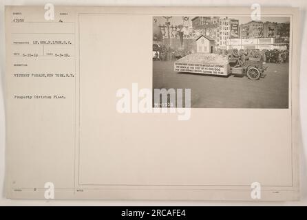 "Parata della vittoria a New York, con un Float della Divisione della proprietà, come catturato dal tenente Geo.H. Lione sulla 5-3-19. Il galleggiante mostra gli sforzi del Buy Bonds Department, indicando che hanno emesso vestiti a oltre 1.000.000 individui, con un costo mensile di $ 15.000.000. Questa immagine ritrae la scala e il significato delle attività di supporto in tempo di guerra della nazione." Foto Stock